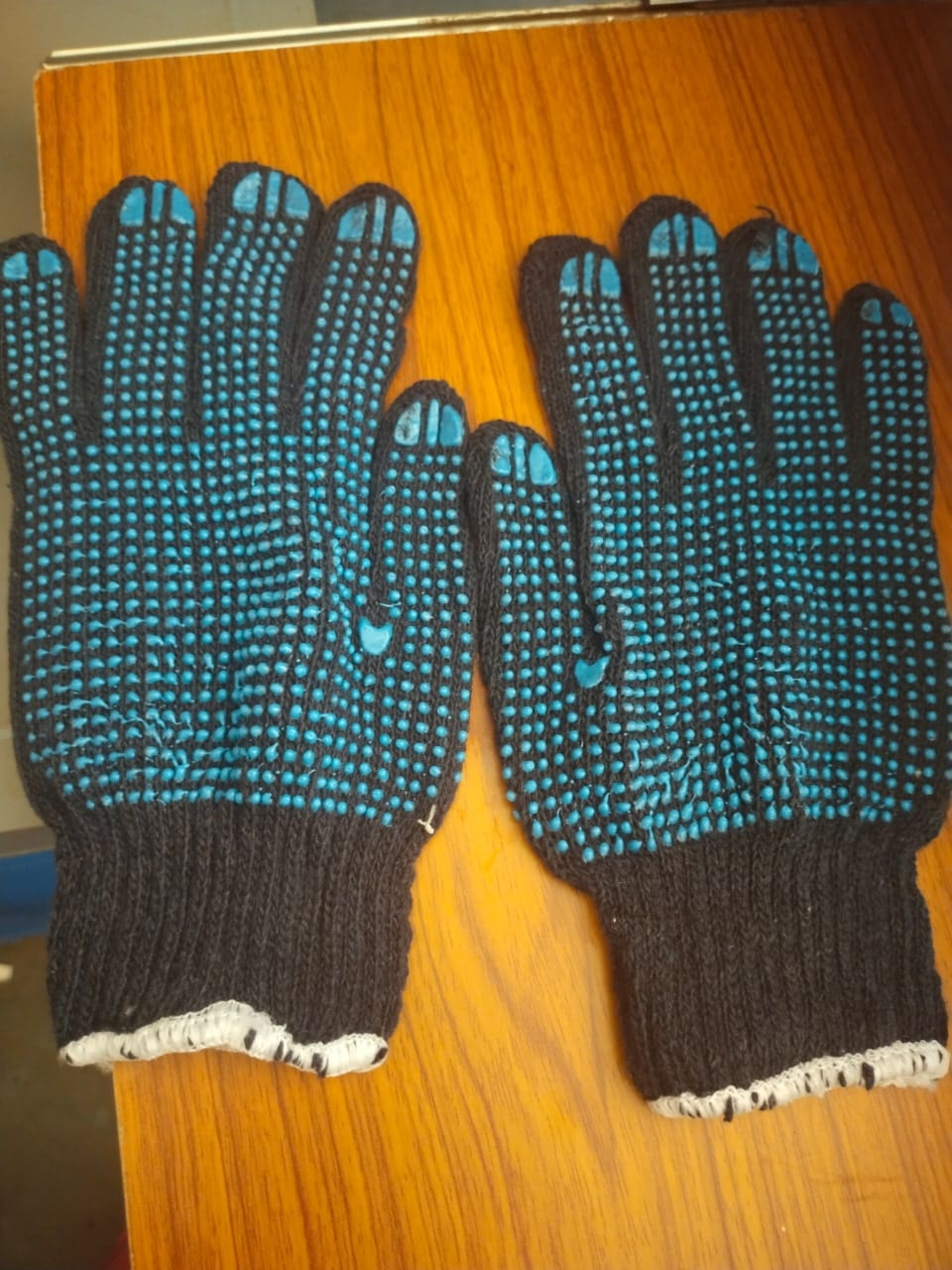 Knitted Dotted Gloves